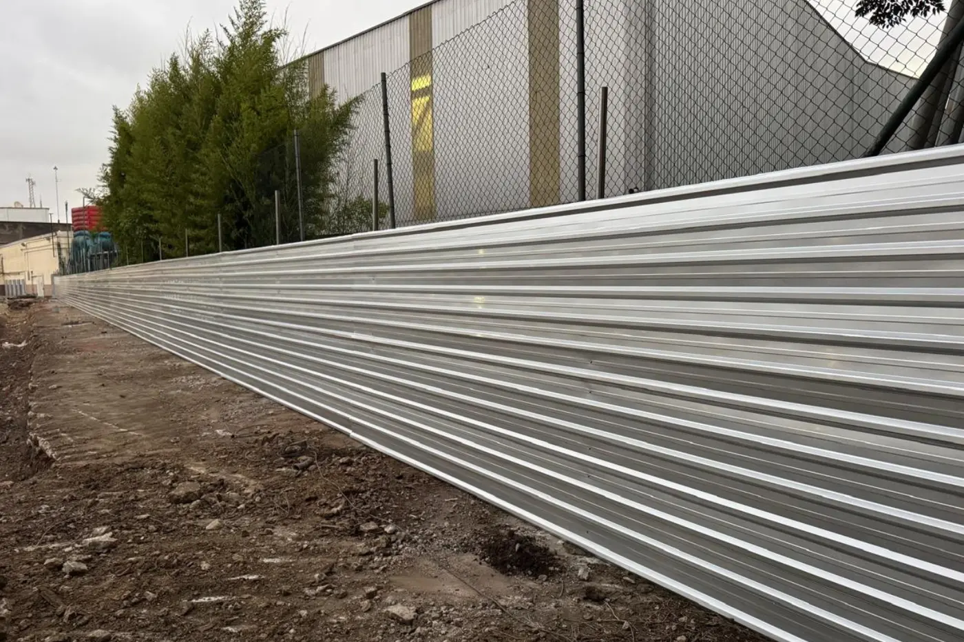 Telhas metálicas galvanizadas aplicadas em obra