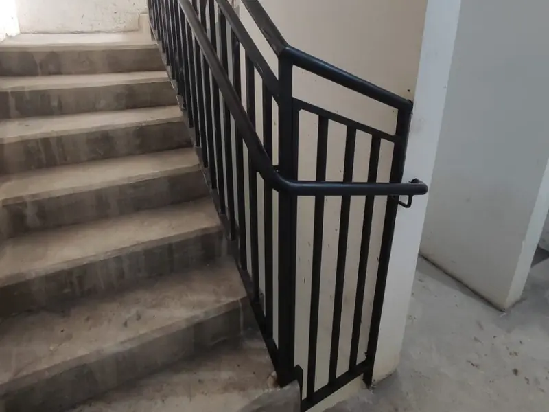 Corrimão metálico instalado em escada