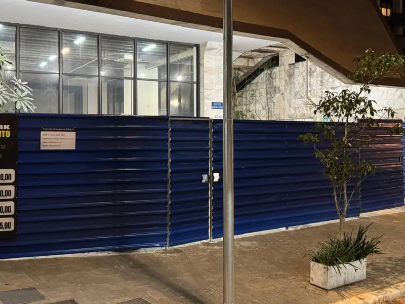 Tapume metálico com pintura instalado no perímetro de uma obra