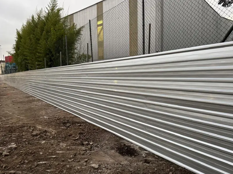 Telhas metálicas galvanizadas aplicadas em fechamento de obra
